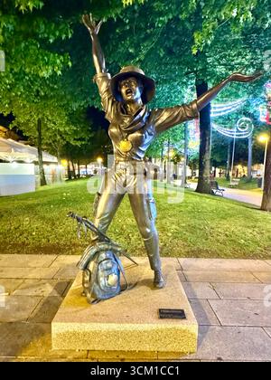 Bronze statue dedicated to A Peregrina The Female Pilgrim of the Portuguese Way camino de Santiago in Barcelos Portugal Stock Photo