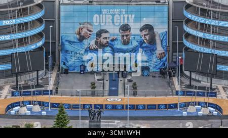 The players entrance with a large mural “Welcome to our City” during the Premier League match Manchester City vs Manchester United at Etihad Stadium, Manchester, United Kingdom, 14th September 2025  (Photo by Mark Cosgrove/News Images) Credit: News Images LTD/Alamy Live News Stock Photo