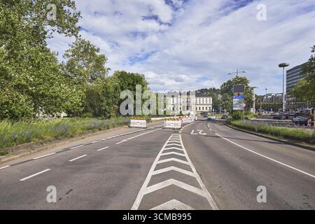Road, carriageway, traffic guidance, asphalt road, lane markings, restricted area, solid line, federal road number, barrier beacons, lantern, general Stock Photo