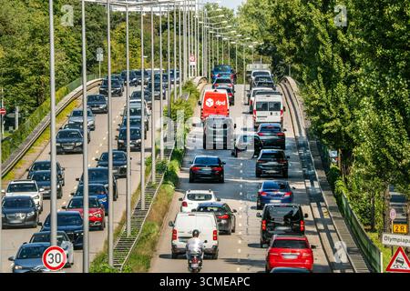 Dichter Verkehr mit Stau auf der Landshuter Allee, München, September 2025 Deutschland, München, September 2025, dichter Verkehr mit Stau auf dem Mittleren Ring, Landshuter Allee, Samstagmittag, die Landshuter Allee ist die schmutzigste Straße Deutschlands 2021, höchste Luftverschmutzung, deswegen hat der Stadtrat hier Tempo 30 beschlossen, zur Luftreinhaltung, Stickstoffdioxid, Abgase, Stadtverkehr, Verbrenner, CO2 Emissionen, der Mittlere Ring gehört zur Bundesstraße 2 R, Umwelt, Herbst, Bayern, *** Dense traffic with congestion on Landshuter Allee, Munich, September 2025 Germany, Munich, Se Stock Photo