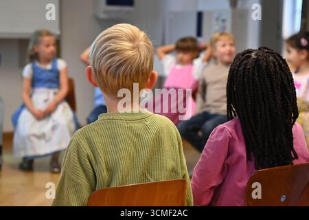 Munich, Deutschland. 16th Sep, 2025. School lessons in a 2nd grade class, children, students, class group, children working on the lesson, ? Credit: dpa/17�Թ����� Live News Stock Photo