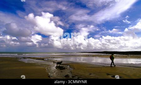 Port-Eynon Bay with beach in foreground with impressive sky of low cumulus and high cirrus clouds, looking south. Stock Photo