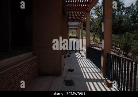 carpenters set up a pérgola on modern house in Mexico Stock Photo