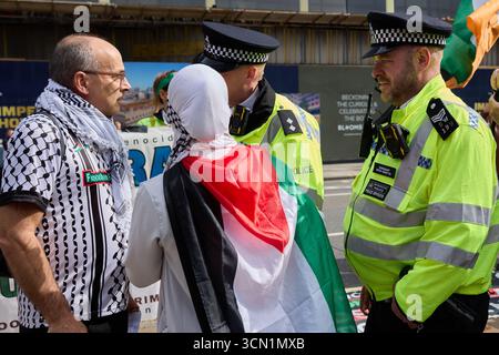 Nick Maynard Rage Dr Nick Maynard confronted by metropolitan police at the march for ...