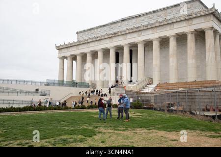 A group standing in front of the Lincoln Memorial under construction Stock Photo