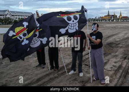 Bangkok, Bangkok, Thailand. 19th Sep, 2025. Anti-government protesters in Thailand held black flags bearing the image of a skull with a straw hat ""” a symbol of the pirate crew from the Japanese anime One Piece, representing defiance against dictatorship and the fight for freedom. The symbol was used as a form of political expression, with the Grand Palace as the backdrop, on September 19, 2025. (Credit Image: © Nattaphon Phanphongsanon/ZUMA Press Wire) EDITORIAL USAGE ONLY! Not for Commercial USAGE! Stock Photo