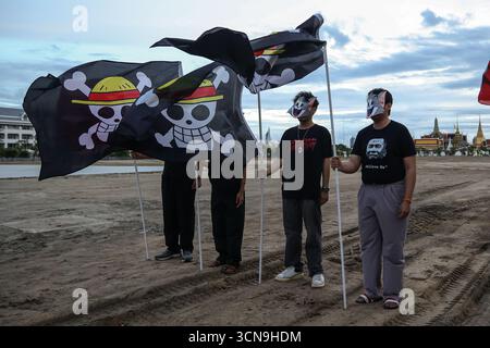 Bangkok, Bangkok, Thailand. 19th Sep, 2025. Anti-government protesters in Thailand held black flags bearing the image of a skull with a straw hat ""” a symbol of the pirate crew from the Japanese anime One Piece, representing defiance against dictatorship and the fight for freedom. The symbol was used as a form of political expression, with the Grand Palace as the backdrop, on September 19, 2025. (Credit Image: © Nattaphon Phanphongsanon/ZUMA Press Wire) EDITORIAL USAGE ONLY! Not for Commercial USAGE! Stock Photo