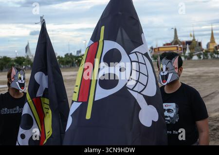 Bangkok, Bangkok, Thailand. 19th Sep, 2025. Anti-government protesters in Thailand held black flags bearing the image of a skull with a straw hat ""” a symbol of the pirate crew from the Japanese anime One Piece, representing defiance against dictatorship and the fight for freedom. The symbol was used as a form of political expression, with the Grand Palace as the backdrop, on September 19, 2025. (Credit Image: © Nattaphon Phanphongsanon/ZUMA Press Wire) EDITORIAL USAGE ONLY! Not for Commercial USAGE! Stock Photo