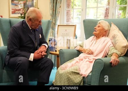 EMBARGOED TO 2200 SATURDAY SEPTEMBER 20 King Charles III meets the world's oldest person, 116-year-old Ethel Caterham, at Hallmark Lakeview Care Home in Lightwater, Surrey. Picture date: Thursday September 18, 2025. Stock Photo