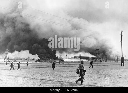 World War II – Soldiers of the 1st Panzer Division 'Leibstandarte SS Adolf Hitler' enter burning Taganrog, Russia, 1941 Stock Photo
