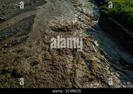 September18th2025 Dehradun Uttarakhand, India. Close-up of powerful muddy water rushing through Badli river in Sahastradhara after flash flood trigger Stock Photo