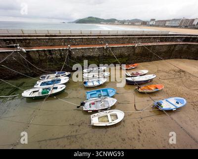 Boat Rope Spring Tide Boat tied with rope during low tide at night Stock Photo - Alamy