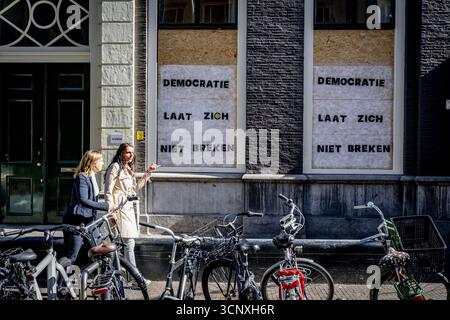 THE HAGUE - "Democracy will not be broken" is written on the D66 party office. Protesters smashed the office windows after an anti-immigration demonstration got out of hand on Malieveld. ANP /HOLLANDSE HOOGTE /ROBIN UTRECHT netherlands out - belgium out Stock Photo