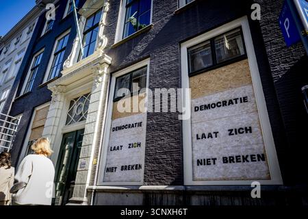 THE HAGUE - "Democracy will not be broken" is written on the D66 party office. Protesters smashed the office windows after an anti-immigration demonstration got out of hand on Malieveld. ANP /HOLLANDSE HOOGTE /ROBIN UTRECHT netherlands out - belgium out Stock Photo
