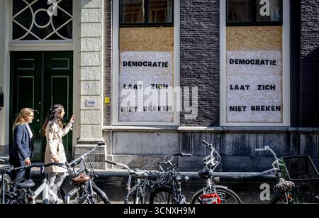 THE HAGUE - "Democracy will not be broken" is written on the D66 party office. Protesters smashed the office windows after an anti-immigration demonstration got out of hand on Malieveld. ANP /HOLLANDSE HOOGTE /ROBIN UTRECHT netherlands out - belgium out Stock Photo