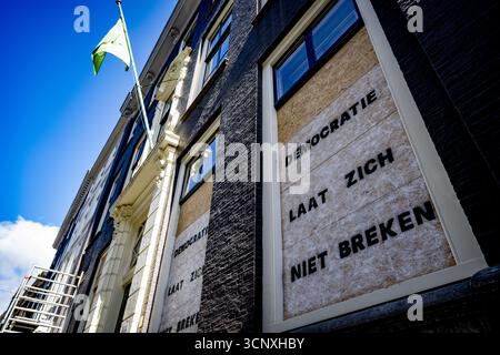 THE HAGUE - "Democracy will not be broken" is written on the D66 party office. Protesters smashed the office windows after an anti-immigration demonstration got out of hand on Malieveld. ANP /HOLLANDSE HOOGTE /ROBIN UTRECHT netherlands out - belgium out Stock Photo