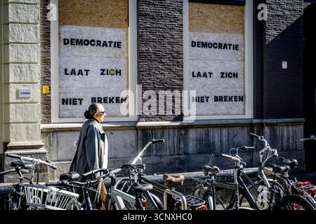 THE HAGUE - "Democracy will not be broken" is written on the D66 party office. Protesters smashed the office windows after an anti-immigration demonstration got out of hand on Malieveld. ANP /HOLLANDSE HOOGTE /ROBIN UTRECHT netherlands out - belgium out Stock Photo