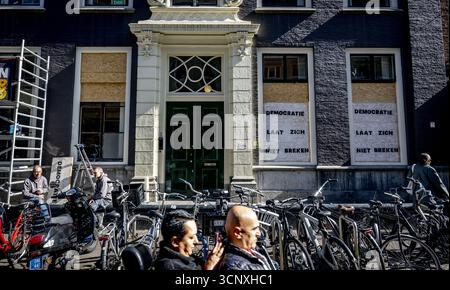 THE HAGUE - "Democracy will not be broken" is written on the D66 party office. Protesters smashed the office windows after an anti-immigration demonstration got out of hand on Malieveld. ANP /HOLLANDSE HOOGTE /ROBIN UTRECHT netherlands out - belgium out Stock Photo