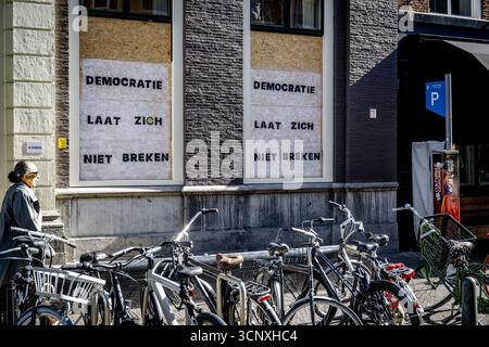 THE HAGUE - "Democracy will not be broken" is written on the D66 party office. Protesters smashed the office windows after an anti-immigration demonstration got out of hand on Malieveld. ANP /HOLLANDSE HOOGTE /ROBIN UTRECHT netherlands out - belgium out Stock Photo