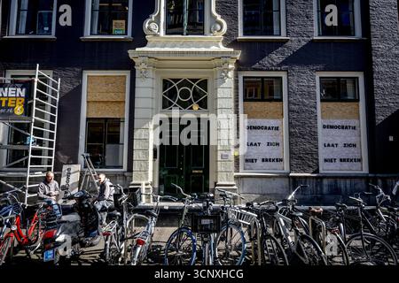 THE HAGUE - "Democracy will not be broken" is written on the D66 party office. Protesters smashed the office windows after an anti-immigration demonstration got out of hand on Malieveld. ANP /HOLLANDSE HOOGTE /ROBIN UTRECHT netherlands out - belgium out Stock Photo