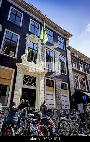 THE HAGUE - "Democracy will not be broken" is written on the D66 party office. Protesters smashed the office windows after an anti-immigration demonstration got out of hand on Malieveld. ANP /HOLLANDSE HOOGTE /ROBIN UTRECHT netherlands out - belgium out Stock Photo