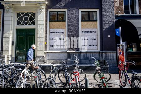 THE HAGUE - "Democracy will not be broken" is written on the D66 party office. Protesters smashed the office windows after an anti-immigration demonstration got out of hand on Malieveld. ANP /HOLLANDSE HOOGTE /ROBIN UTRECHT netherlands out - belgium out Stock Photo