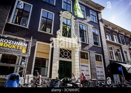 THE HAGUE - "Democracy will not be broken" is written on the D66 party office. Protesters smashed the office windows after an anti-immigration demonstration got out of hand on Malieveld. ANP /HOLLANDSE HOOGTE /ROBIN UTRECHT netherlands out - belgium out Stock Photo