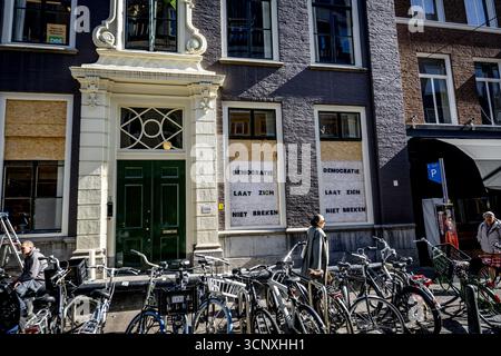 THE HAGUE - "Democracy will not be broken" is written on the D66 party office. Protesters smashed the office windows after an anti-immigration demonstration got out of hand on Malieveld. ANP /HOLLANDSE HOOGTE /ROBIN UTRECHT netherlands out - belgium out Stock Photo