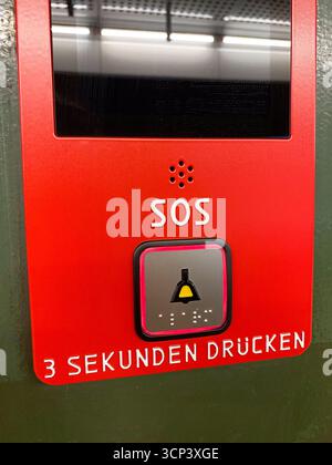 Stop Tap at Metro Station with Text in German SOS 3 sekunden drucken Stock Photo
