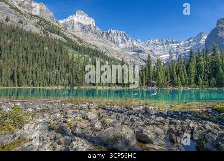 Rocks and cabins on the shore of Lake O’Hara in Yoho National Park, British Columbia, Canada Stock Photo