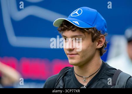 Mercedes driver Andrea Kimi Antonelli of Italy gets a pit service ...