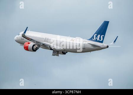 SAS, Scandinavian Airlines Airbus A320neo, takes off from Düsseldorf Airport, North Rhine-Westphalia, Germany. Stock Photo