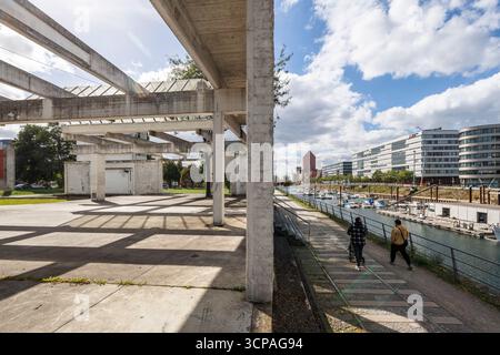 Dani Karavan's Garden of Remembrance in the inner harbor, also known as Altstadtpark, Duisburg, Ruhr area, North Rhine-Westphalia, Germany. der Garten Stock Photo
