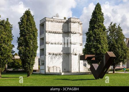 Dani Karavan's Garden of Remembrance in the inner harbor, also known as Altstadtpark, Duisburg, Ruhr area, North Rhine-Westphalia, Germany. der Garten Stock Photo