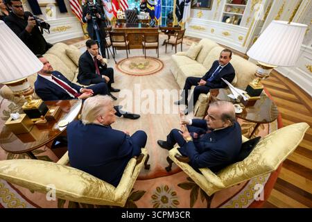 President Donald Trump meets with Prime Minister Shehbaz Sharif and Field Marshal Asim Munir of Pakistan, Thursday, September 25, 2025, in the Oval Office. (Official White House Photo by Daniel Torok) Stock Photo