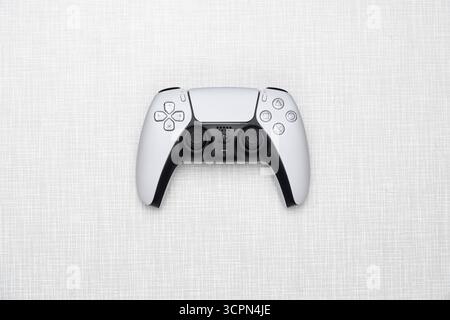 Top Shot weißer Sony PS5 Playstation Controller auf einer Resopal Platte editorial use only *** Top Shot white Sony PS5 Playstation Controller on a Re Stock Photo