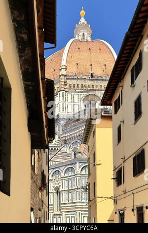 364 Cupola resting on the south apse of the Cathedral of Santa Maria del Fiore, framed by the buildings on Via dello Studio Street. Florence-Tuscany. Stock Photo