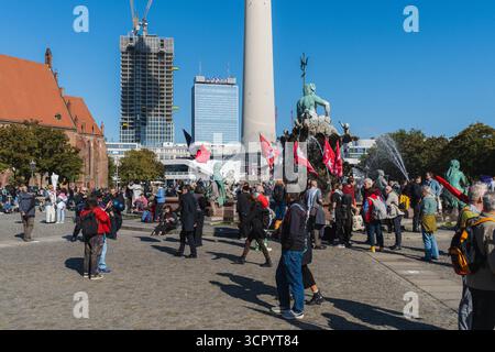 Friedendemonstration für Gaza unter dem Motto All Eyes on Gaza Stoppt den Genozid Deutschland, Berlin am 27.09.2025: Eine Gruppe Demonstranten mit roter Fahne und weißen Schwalben versammelt sich vor dem Neptunbrunnen vor dem Roten Rathaus. *** Peace demonstration for Gaza under the slogan All Eyes on Gaza Stop the Genocide Germany, Berlin on 27 September 2025 A group of demonstrators with a red flag and white swallows gather in front of the Neptune Fountain in front of the Red City Hall Stock Photo