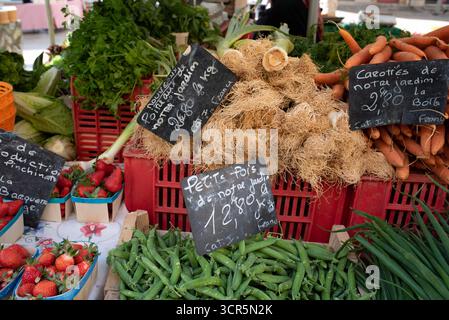 Vegetable Stall Selling Leeks, Local Carrots and Peas on Market Stall in Aix-en-Provence Provence France Stock Photo