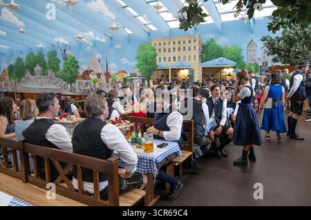 Muenchen, Deutschland. 29th Sep, 2025. Die Spieler an den Biertischen, im Vordergrund der Trainertisch GER, EHC Red Bull Muenchen, Eishockey, DEL, Teambesuch Oktoberfest Muenchen 2025, Hacker-Festzelt, 29.09.2025. Foto: Eibner-Pressefoto