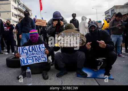 Quito, Ecuador. 23rd Sep, 2025. Students hold placards during the demonstration. Students marched peacefully from the Central University to United Nations Avenue, but the march was suppressed from the outset. With chants and banners, they demanded public education, rights, and social justice; the response was tear gas, beatings, and arrests. Credit: SOPA Images Limited/Alamy Live News Stock Photo
