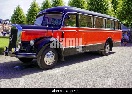 MERCEDES-BENZ 3500, built in 1950, side view of a red retro bus in