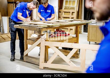 HENGELO - Students are busy at ROC Twente. Young people are trained here in traditional crafts like woodworking and stone carving. ANP /HOLLANDSE HOOGTE /ROBIN UTRECHT netherlands out - belgium out Stock Photo