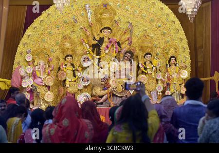 GHAZIABAD, INDIA - SEPTEMBER 30: People celebrate on the occasion of Ashtami at a Durga Puja panda People of Bengali community worshipping Maa Durga at Vivekananda Shishu Mandir . on September 30, 2025 in Ghaziabad, India. Photo by Sakib Ali/Hindustan Times  Durga Puja 2025 Stock Photo