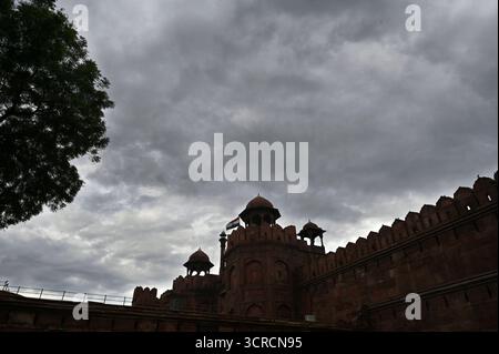 NEW DELHI, INDIA - SEPTEMBER 30: Dark clouds hover over the Red Fort, on September 30, 2025 in New Delhi, India. Heavy rain lashed parts of Delhi and the national capital region NCR on Tuesday morning, bringing much-needed respite from the hot and humid weather amid the festive season. Photo by Sanjeev Verma/Hindustan Times  Heavy Rain Hits Delhi NCR Roads Waterlogged Stock Photo