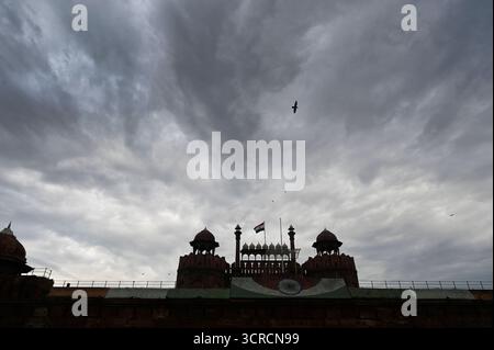 NEW DELHI, INDIA - SEPTEMBER 30: Dark clouds hover over the Red Fort, on September 30, 2025 in New Delhi, India. Heavy rain lashed parts of Delhi and the national capital region NCR on Tuesday morning, bringing much-needed respite from the hot and humid weather amid the festive season. Photo by Sanjeev Verma/Hindustan Times  Heavy Rain Hits Delhi NCR Roads Waterlogged Stock Photo