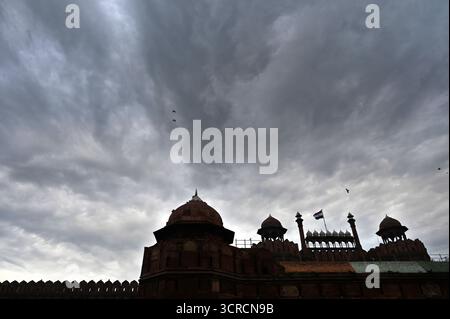 NEW DELHI, INDIA - SEPTEMBER 30: Dark clouds hover over the Red Fort, on September 30, 2025 in New Delhi, India. Heavy rain lashed parts of Delhi and the national capital region NCR on Tuesday morning, bringing much-needed respite from the hot and humid weather amid the festive season. Photo by Sanjeev Verma/Hindustan Times  Heavy Rain Hits Delhi NCR Roads Waterlogged Stock Photo
