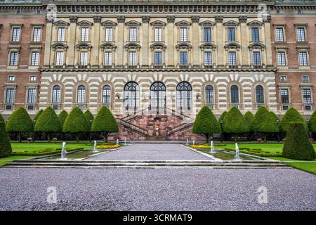 The Royal Palace (Kungliga slottet) from Skeppsbron gate in Stockholm old town (Gamla Stan) in Sweden, Northern Europe Stock Photo