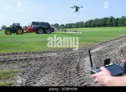 GERMANY, AI Artificial intelligence applications in the agriculture, AI based crop protection with SAM Dimension system, a drone photographs a onion field, after AI analysis and mapping of weed spots, the farmer sprays punctual with less herbicides against weeds, behind John Deere tractor with Horsch spraying machine / DEUTSCHLAND, Nutzung von Künstliche Intelligenz KI in der Landwirtschaft, KI basierter Pflanzenschutz mit dem SAM Dimension System durch ein Lohnunternehmen, eine Drohne fotografiert ein Zwiebelfeld, mit KI werden die Unkrautstellen analysiert und dann punktuell mit Herbiziden g Stock Photo