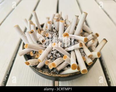 craving cigarette ashes hi-res stock photography and images Smoker flicking cigarette ash